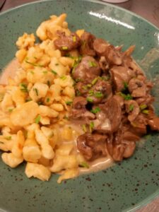 Rognons de veau. Spaetzle. Plat du jour.