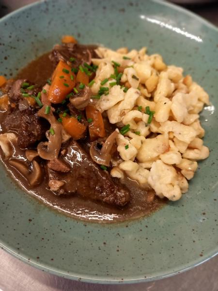 Boeuf Bourguignon, spaetzle. Plat du jour.