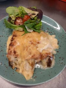 Endives au jambon gratinées. Plat du jour.