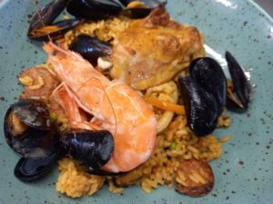 Paella. Le gout des mets. Plat du jour.