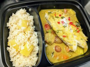 Poisson du jour au curry, riz madras. A emporter.