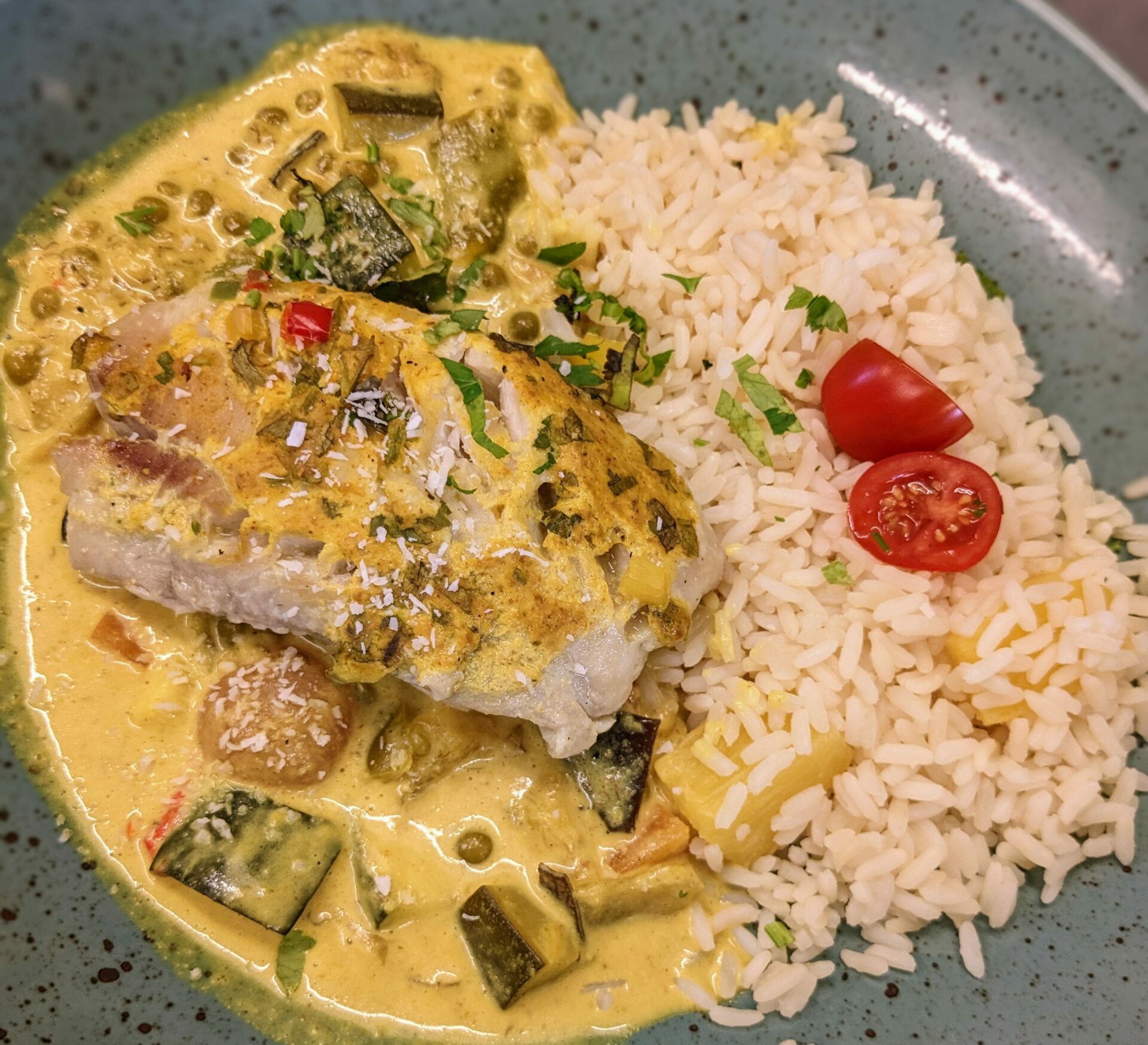 Poisson du jour au curry, riz madras. Plat du jour.